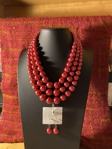 Rotes Acryl(?) Wunderschöne Perlenkette 3 Strang mit passenden Ohrringen - Bild 1 von 7