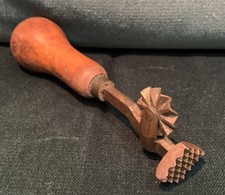Adorabile 5.5' Antico/Vintage Wood & Ottone PASTA CRIMPER & Sigillante