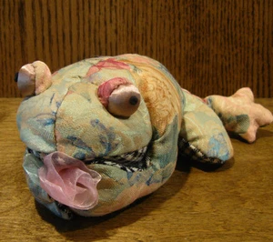 Russ Berrie #100081-A FLORRIE FROG, 8" de largo, NUEVO con etiqueta, de tienda minorista - Imagen 1 de 1