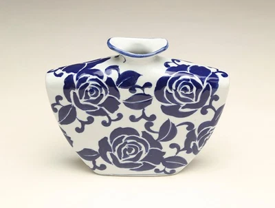 Jarrón plano azul y blanco de 9 pulgadas AA Importing 59945 Foto 1 de 3