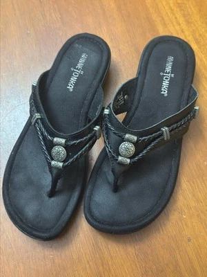 Sandalias chanclas Minnetonka para mujer 8 de cuero negro Silverthorne Foto 1 de 4