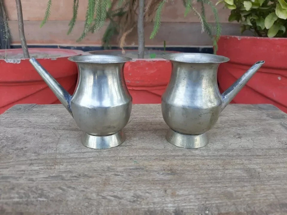 Antiguo par de olla de agua con caño de adoración hindú sagrada primitiva de latón antiguo Foto 1 de 4