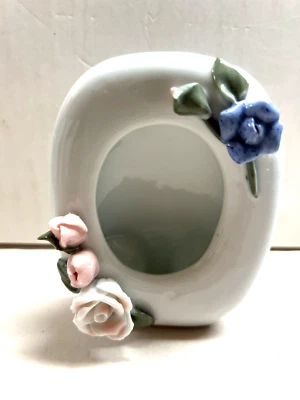 NUEVO Marco de Fotos de Porcelana Rosas Rosas Dulces Rosebuds Cottage Chic Independiente Foto 1 de 4