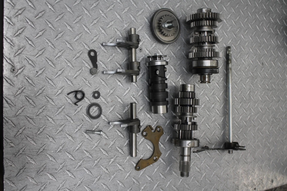 1981 HONDA CM400E ENGINE MOTOR TRANSMISSION TRANNY GEARS - Image 1 of 4