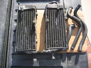 1990 & 1991 HONDA CR250 OEM LEFT & RIGHT RADIATOR & HOSES NO LEAKS 19010-KZ3-700 - Foto 1 di 19