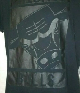 NBA Chicago Bulls Men's Black Cotton T-Shirt Size Medium STYLISH! TWO TONE - Picture 1 of 10