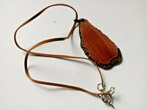 Hecho a mano rebanada de piedra pulida colgante collar cordón gamuza joyería marrón natural  - Imagen 1 de 6