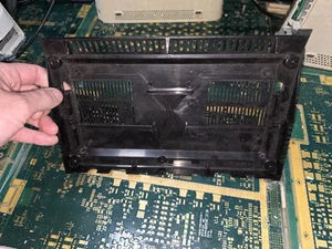 Atari 2600 Slim Mini custodia inferiore esatta con griglia rotta #1-solo OK-PARTI-LEGGI - Foto 1 di 14