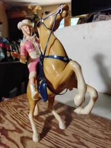 Hartland ANNIE OAKLEY  Horse Saddle/Hat/Pistol Western Model - Picture 1 of 12