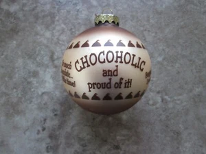 Adorno de vidrio de 3" de diámetro "Chocoholic and Proud Of It" - de Bronner - Imagen 1 de 7