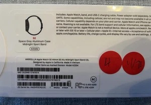 Apple Watch SE 44 mm GPS + cellulaire gris sidéral bracelet sport minuit neuf scellé - Photo 1 sur 3