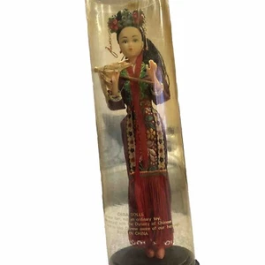 Porzellan Puppe Orientalische Prinzessin Kunststoff Mädchen Puppe auf Ständer mit Original Etui - Bild 1 von 7