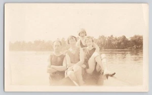 Foto de colección años 20 aletas baño bellezas mujeres en trajes de baño en un barco - Imagen 1 de 2