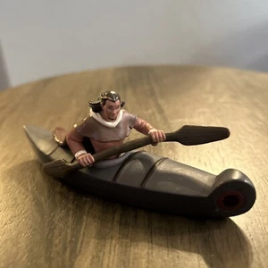 Disney Fratello Orso Sitka In Kayak Barca Vinile Action Figure Giocattolo Usato - Foto 1 di 14