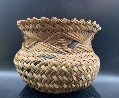 Handmade Tarahumara Indian THREE-Tone Pine-needle Pedestal Basket Cover