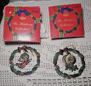 2 Vintage Russ Berrie Christbaumschmuck Metall Kranz Engel + Kerze Erbstück  - Bild 1 von 11