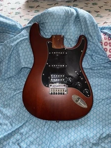 Fender Squier Standard Stratocaster 2004 carica marrone cioccolato, bella!!! - Foto 1 di 11