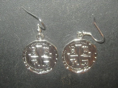  SILVER TONE COIN PIECES OF EIGHT PIRATE CROSS PEWTER DANGLE EARRINGS - Изображение 1 из 2
