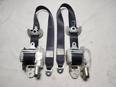 2007 - 2011 Toyota Camry Drivers & Passengers Front Seat Belts (OEM) Black  - Imagem 1 de 4