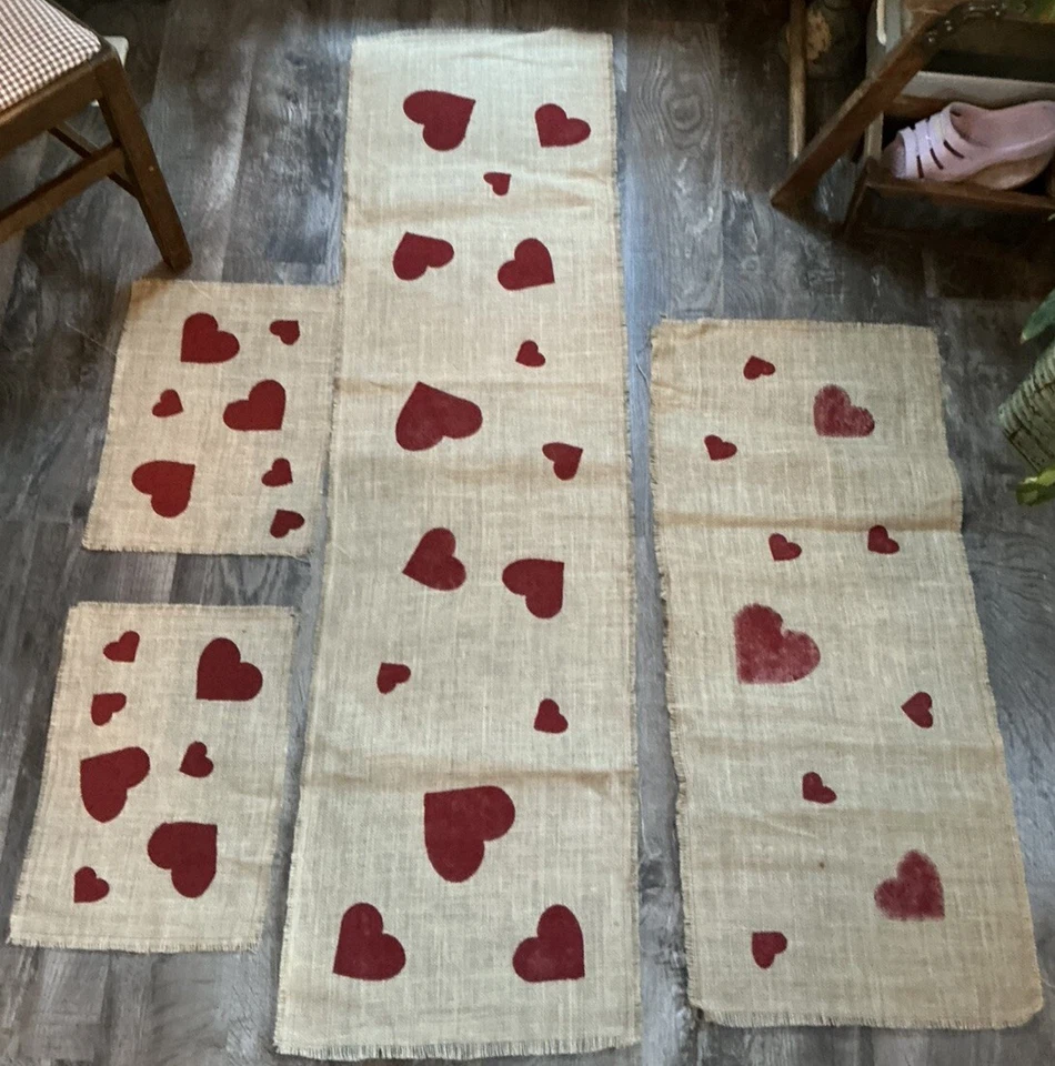 Juego de 4 corazones rojos estampados de San Valentín en tela de arpillera natural Foto 1 de 4