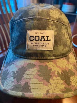 Gorra de carbón con correa trasera 5 paneles verde camuflaje/hojas estampado verde apagado, gris, rosa Foto 1 de 4