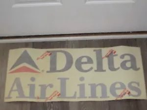 Vintage Delta Airlines groß 27" x 11 1/2" Aufkleber Sticker Mancave Sammlerstück - Bild 1 von 8