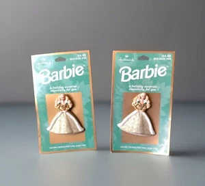 Barbie Weihnachten Feiertage Pins 1996-Mattel-2 Neu auf Karte-Punze 2,25" groß - Bild 1 von 6