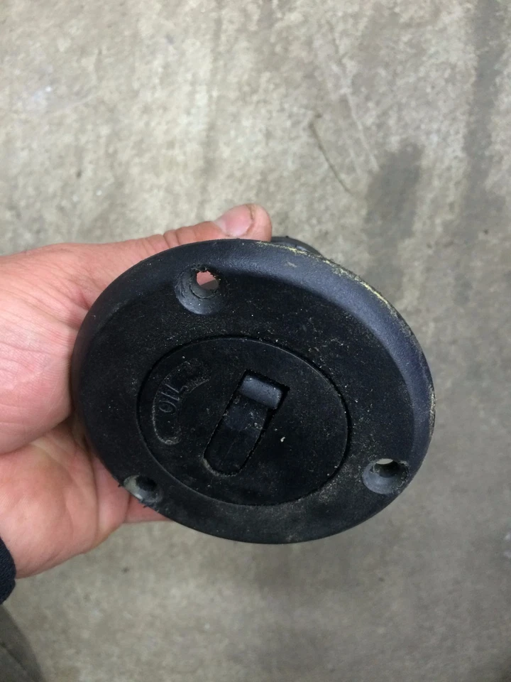 1997 tigershark daytona 1000 tampa de óleo e pescoço de enchimento - Imagem 1 de 1