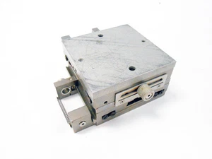 PHYSIK INSTRUMENTE XY LINEAR TRANSLATION STAGE 10CM X 10 CM PLATFORM 4" X 4" - Picture 1 of 4