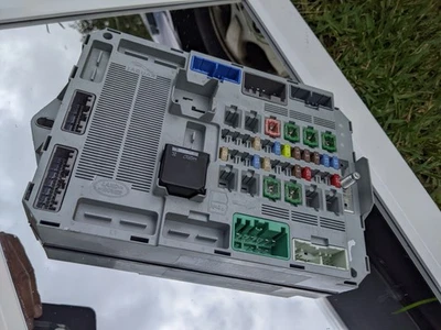 2012 - 2015 JAGUAR XF REAR FUSE BOX  BCM RELAY JUNCTION BOX - Изображение 1 из 4
