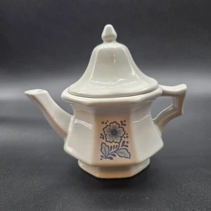 Tetera blanca de cerámica vintage Avon con patrón de flores azules florales y tapa cabaña - Imagen 1 de 13
