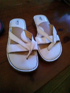 Born Leather Sandals Off-White Creamy Ivory 7M/W Cushiony Thong Flip Flop - Picture 1 of 9