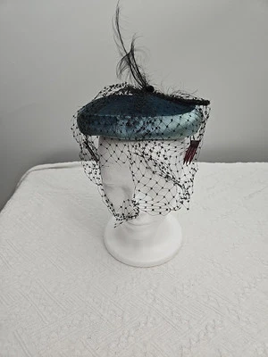 Винтажная оригинальная черная шляпа Mr. Kurt с синим пером и сеткой (разорванная) - Изображение 1 из 4