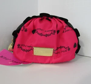 Betsey Johnson Pequeño Bolso de Cosméticos con Volantes Maquillaje Corazones Logotipo Bandera Fucsia Nuevo con Etiquetas - Imagen 1 de 7