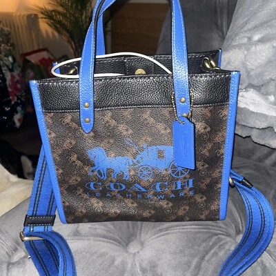 COACH outlet Field 托特包 22 马和马车印花双肩 C8456 蓝色 — 第 1/4 张图片