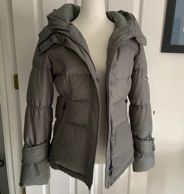 Chaqueta acolchada con capucha de plumón de pato verde salvia Calvin Klein para mujer talla S ¡USADA EN EXCELENTE ESTADO! Foto 1 de 4