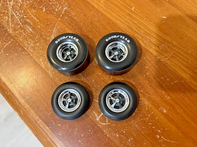 JUEGO DE RUEDAS Y NEUMÁTICOS DE COCHE DE ARRASTRE CRAGAR GRIS 1/18 HIGHWAY 61 GRAY Foto 1 de 4