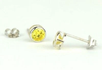 Juego de pendientes de piedra de nacimiento de oro blanco con bisel redondo de 14K de 4 mm Foto 1 de 4