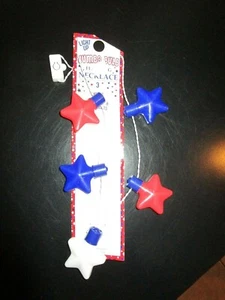 4. JULI ROT WEISS BLAU STERN JUMBO GLÜHBIRNE HALSKETTE NEU MIT ETIKETT - Bild 1 von 2