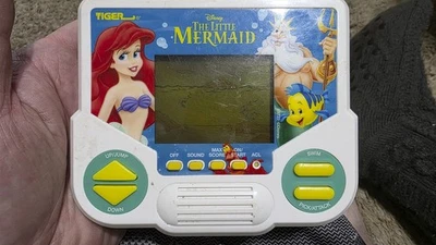 Tiger Electronics Disney’s Little Mermaid Juego Portátil Funcionando 2020 Hasbro Foto 1 de 4