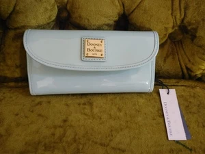 Nueva billetera Dooney & Bourke de charol azul claro - Imagen 1 de 5