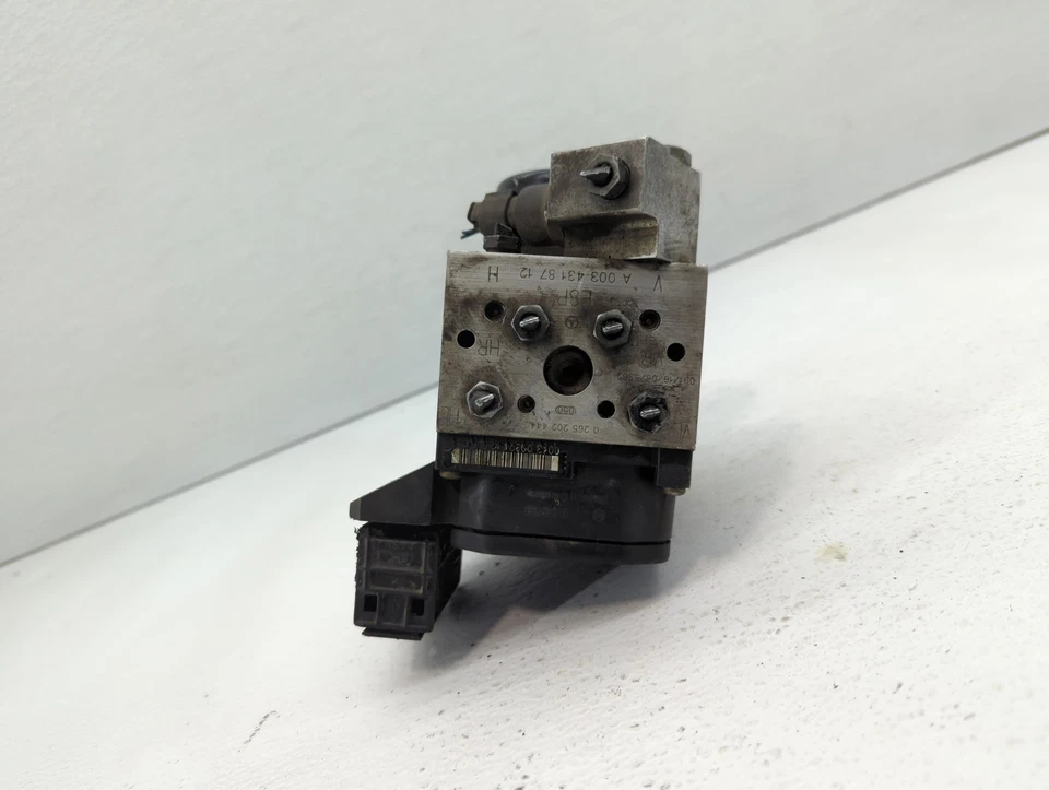 2001-2006 Mercedes-benz Cl600 Abs Pump Control Module YZ2C2 - Image 1 of 4