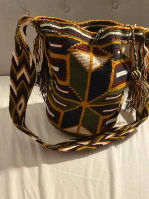 Mochila Wayuu, tejida en forma geométrica multicolor, hecha en Colombia Foto 1 de 4