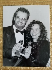 PRESS CELEB PHOTO.9"X7".91 JAMES GARDNER & BARBARA HERSHEY AT GOLDEN GLOBES - Picture 1 of 2