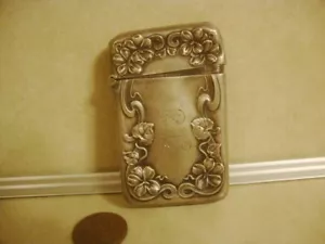 Antica cassetta di sicurezza fiammiferi Vesta Repousse STERLING con iniziali e fiori da collezione! - Foto 1 di 9