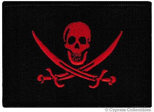 BANDERA PIRATA PARCHE PLANCHADO JOLLY ROGER Calavera MOTERO Bordado CALICO JACK ROJO Foto 1 de 1
