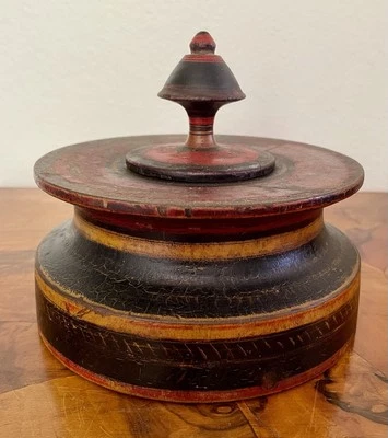 Antigua caja de especias indias pintada policromada de madera de 1800 o caja Tikka Foto 1 de 4