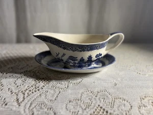 Blue Willow Gravy Boat w/ Match Underplate Made in England Johnson Bros Pristine - Picture 1 of 16