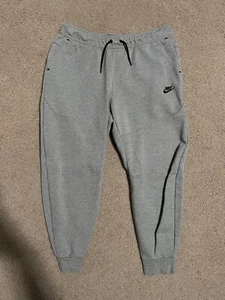 Nike Tech Fleece Jogger Pants Uomo XXL Grigio Felpa Logo Zip CU4495-063 EUC - Foto 1 di 3