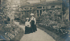 France, Argelès-sur-Mer, Deux femmes dans le jardin d'une villa, 1911, Vint